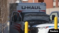 Грузовик U-Haul заблокирован полицейскими в Бруклине, Нью-Йорк, 13 февраля 2023 года