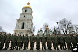 Украинские военнослужащие-волонтеры на площади перед Софийским собором. AP Photo/Sergei Chuzavkov