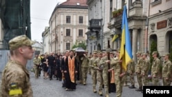 Похороны старшего лейтенанта ВСУ Руслана Скальского, который погиб 4 июня в результате российского артобстрела в Николаевской области, Львов, Украина, 11 июня 2022 года