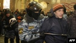 Россия. У Киевского вокзала Москвы. 15 декабря 2010 года