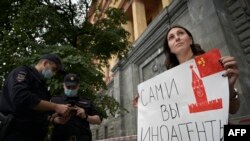 Одиночный пикет у здания ФСБ в знак протеста против преследования независимой журналистики в России. Москва, август 2021