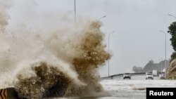 Волны обрушиваются на побережье города Ниндэ, провинция Фуцзянь, Китай, 25 июля 2024 года.