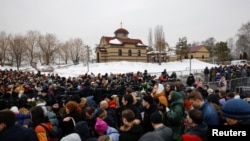 Люди, желающие проститься с российским оппозиционным политиком Алексеем Навальным у Борисовского кладбища во время его похорон, Москве, Россия, 1 марта 2024 года