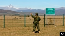 Грузинский пограничник на административной границе Грузии с Южной Оссетией у села Двани.