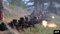 Cеверокорейские солдаты проходят военную подготовку в неизвестном месте (фото северокорейского информационного агентства KCNA от 11 сентября 2024 года). 