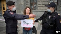 Пикет протеста против закона о "СМИ-иноагентах" у здания ФСБ в Москве. Архивное фото