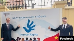 Các nhà ngoại giao Đức bên cạnh poster Ngày Nhân quyền Thế giới 10/12/2024. Photo German Embassy Hanoi.