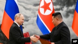 Nhà lãnh đạo Triều Tiên Kim Jong-un (phải) và Tổng thống Nga Vladimir Putin trao đổi hiệp ước đối tác chiến lược vào ngày 19/6/2024 tại Bình Nhưỡng.