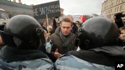 Алексей Навальный выступает перед участниками протестной акции в Москве (архивное фото) 